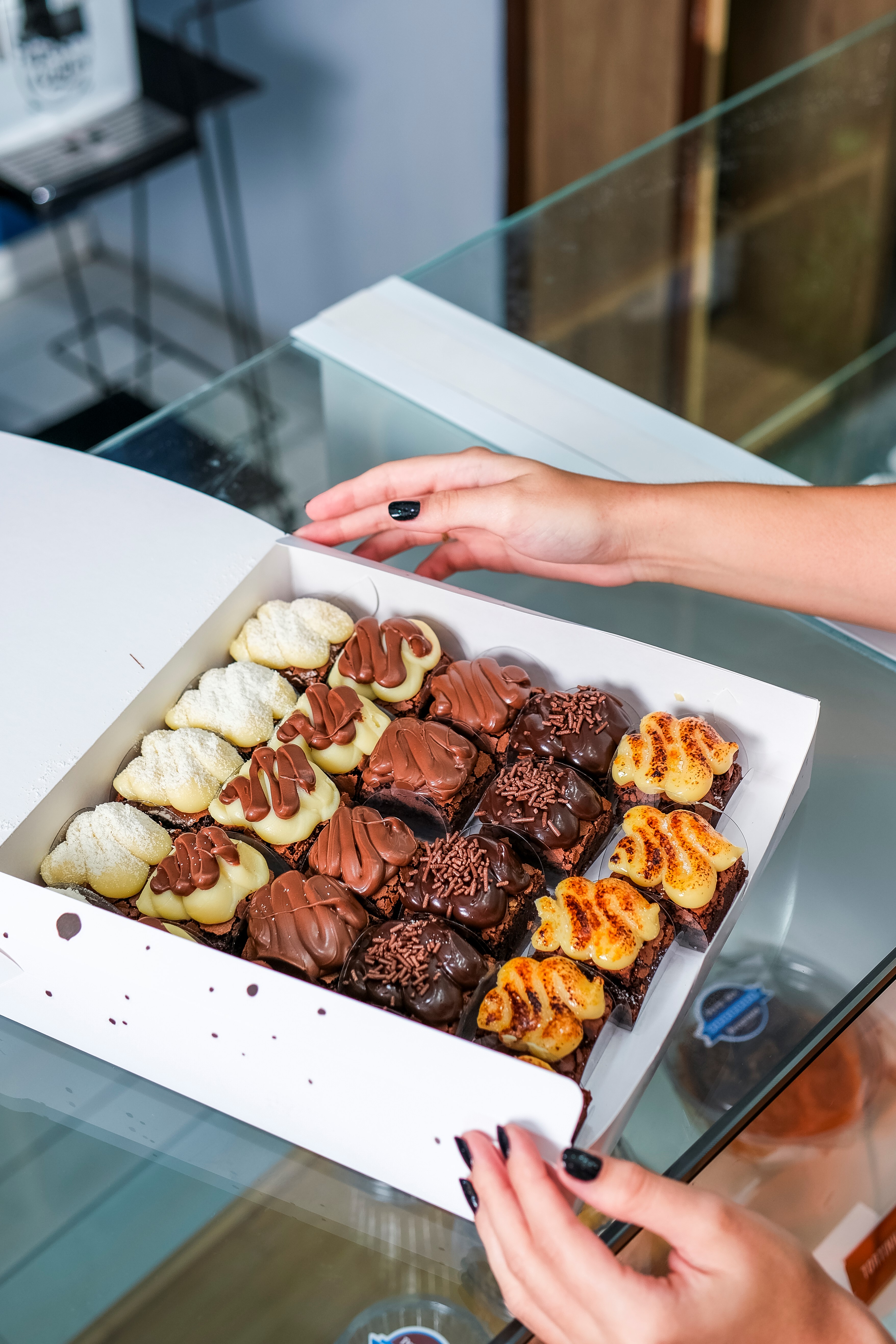 Caixa 25 Mini Brownies Com Cobertura