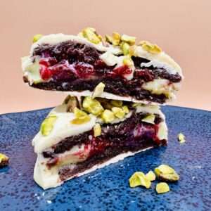 Alfajor de Brownie Pistache com Frutas Vermelhas